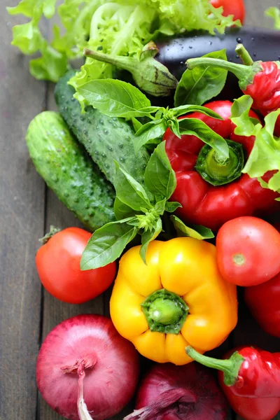 Verduras y verduras frescas en las tablas — Foto de Stock