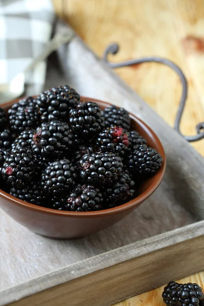 在一个碗中成熟黑莓 — 图库照片