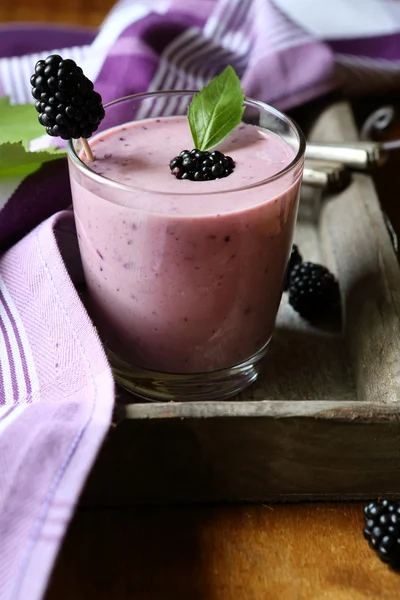 Frullato di mirtillo in un bicchiere — Foto Stock