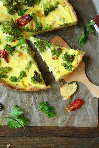 Quiche com brócolis cortado em pedaços — Fotografia de Stock