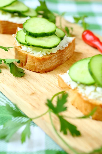 Pan tostado con queso y pepino fresco — Foto de Stock