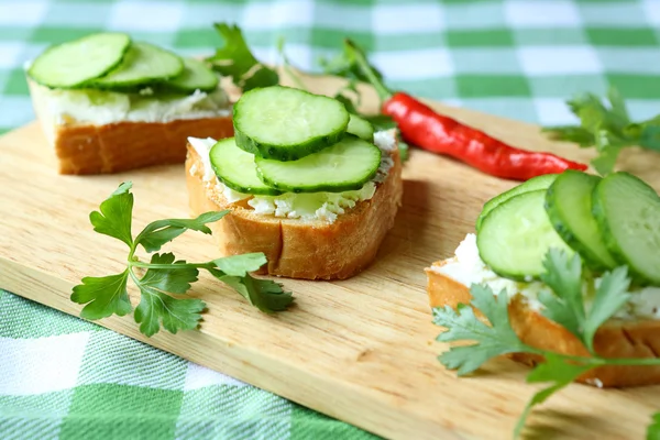 Peynir ve taze salatalık ile kanepe — Stok fotoğraf
