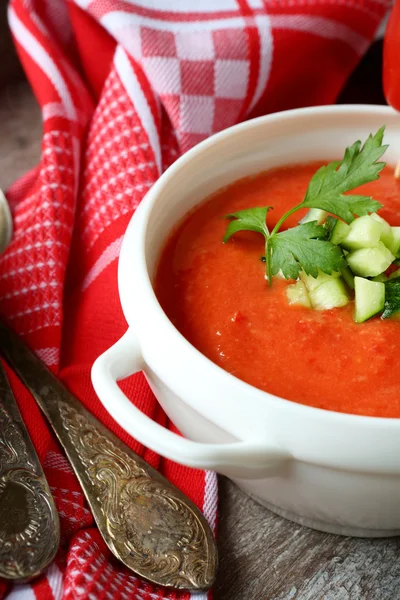 Sommergazpacho in weißer Terrine — Stockfoto