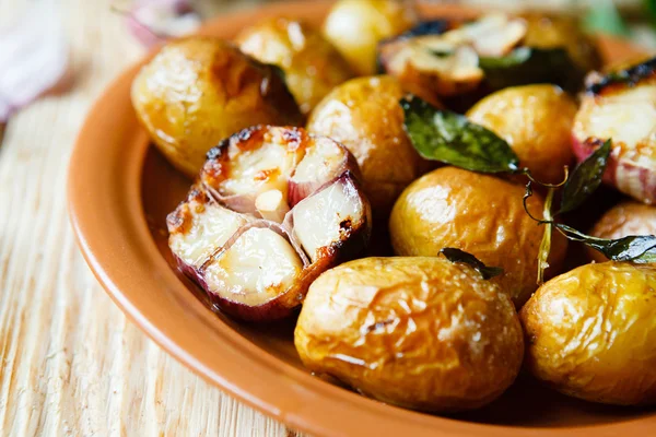 Pečené brambory ve slupce s česnekovým — Stock fotografie