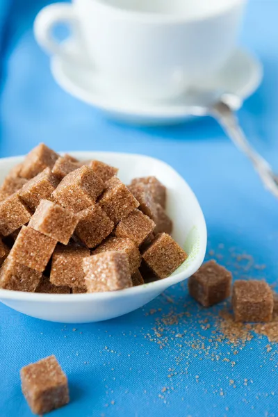 Cubes de sucre et tasse blanche — Photo