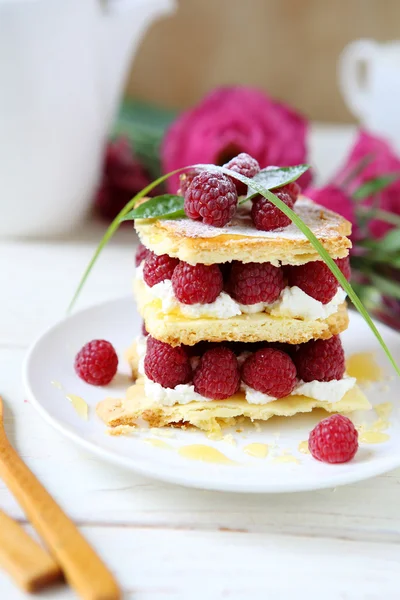 Torta casera con frambuesas frescas —  Fotos de Stock