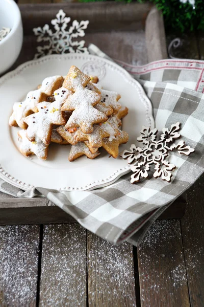 クリスマスのジンジャーブレッド クッキーとスノーフレーク — ストック写真