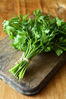 maydanoz bir eski kesme tahtası üzerinde