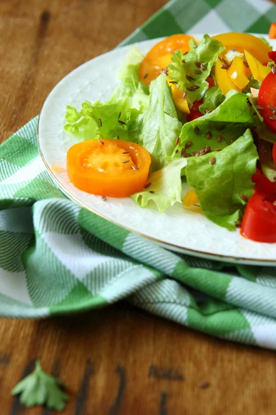 Salada vegetal com tomate na chapa — Fotografia de Stock
