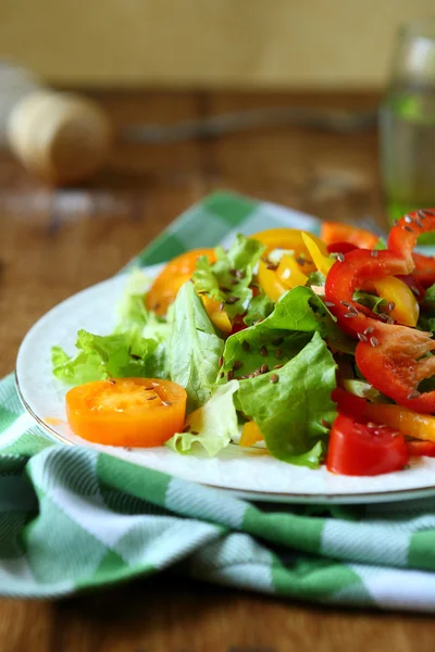 Frischer leichter Salat mit Tomaten — Stockfoto