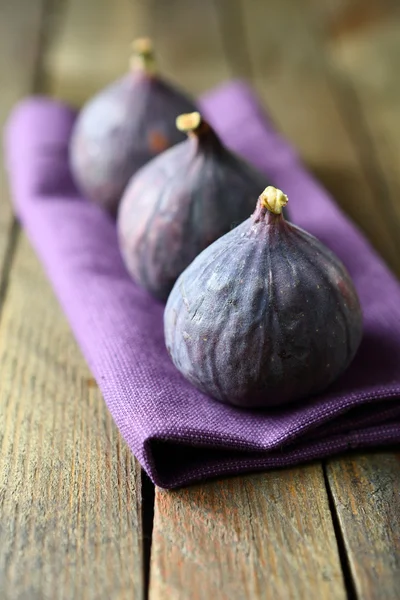 Figues fraîches entières sur une serviette — Photo