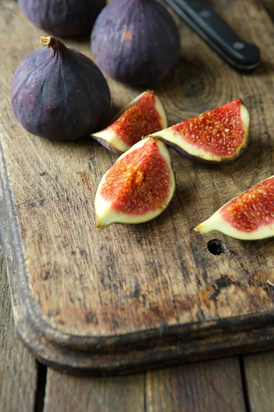 Whole fresh figs and pieces on the board — Stock Photo, Image