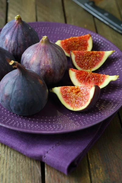 Whole fresh figs and slices on plate — Stock Photo, Image