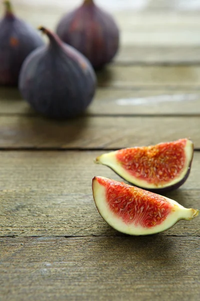 Ripe figs on wooden table — Stock Photo, Image