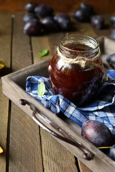 Blomme marmelade i et rundt glas - Stock-foto