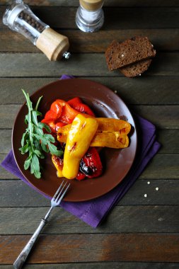 Tabakta kavrulmuş biber.