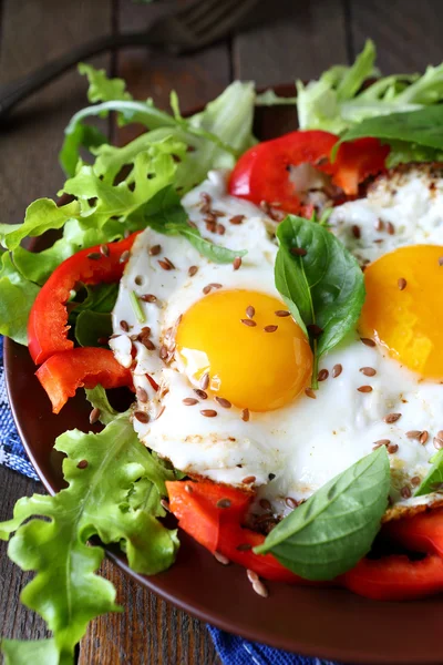 Oeufs frits avec légumes pour le petit déjeuner — Photo