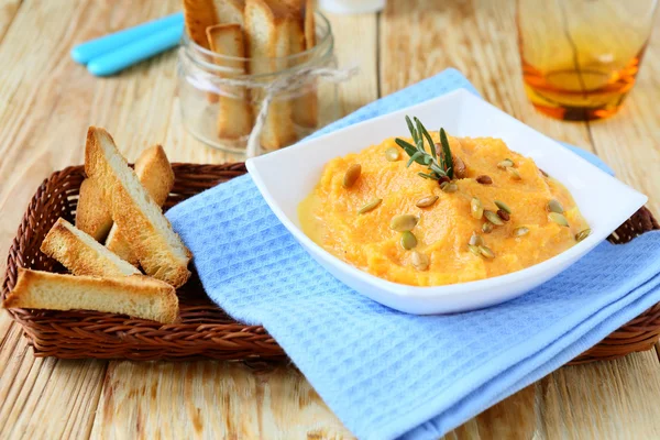 Puré de calabaza en un tazón blanco —  Fotos de Stock