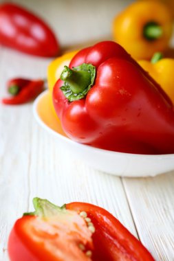 Beyaz bir kase taze biber