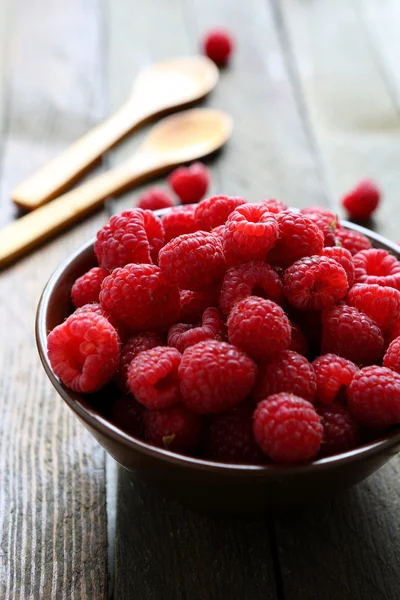Juicy and flavorful raspberries on the table — Stock Photo, Image