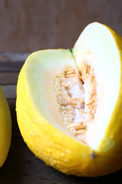 Melão amarelo inteiro inciso — Fotografia de Stock