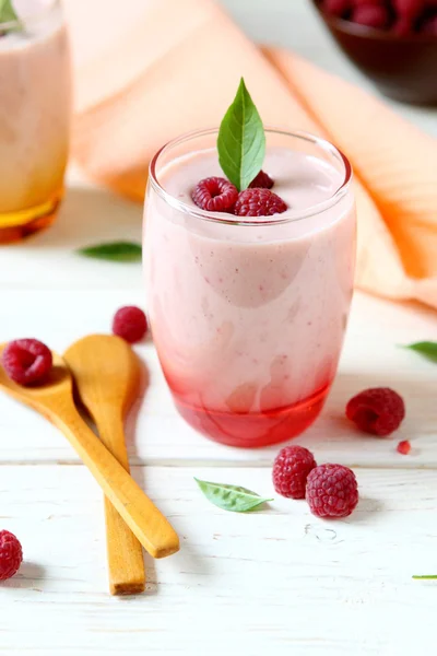 Glass of smoothies and fresh berry on a white table — Stock Photo, Image
