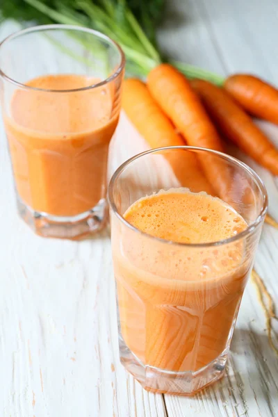 Deux verres de jus de carotte frais — Photo