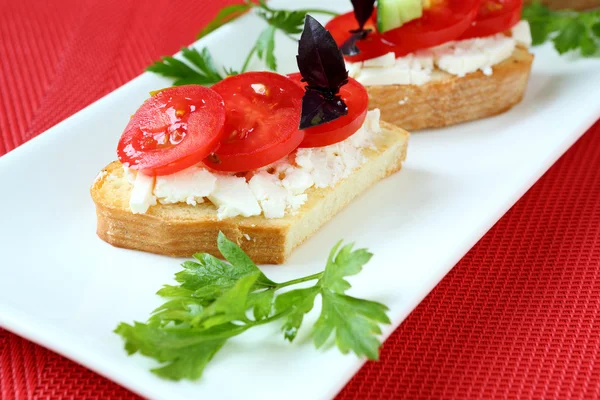 Bruschetta con queso de cabra y tomate — Foto de Stock