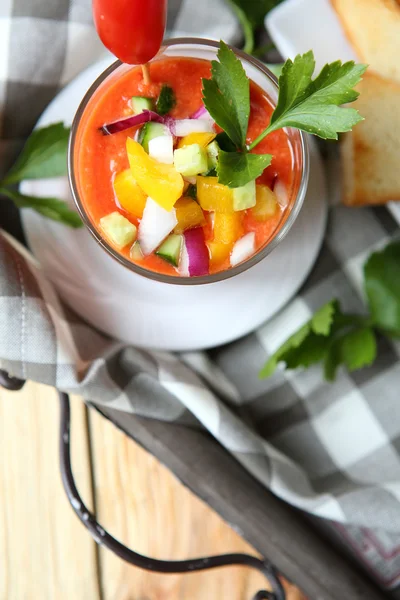 Spaanse gazpacho soep op een dienblad — Stockfoto