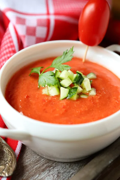 Gazpacho soep in een witte terrine — Stockfoto