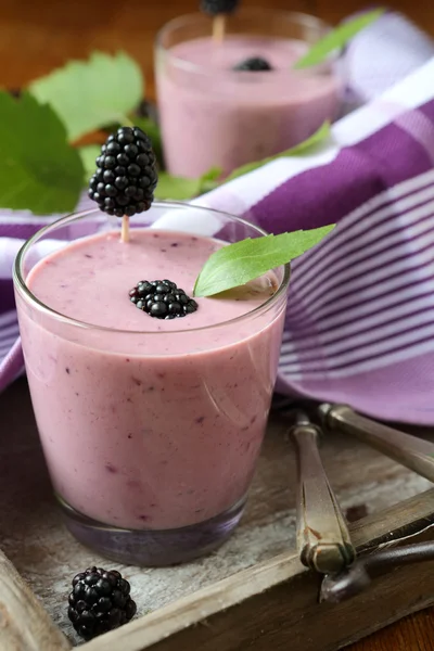 Milkshake av saftiga björnbär — Stockfoto