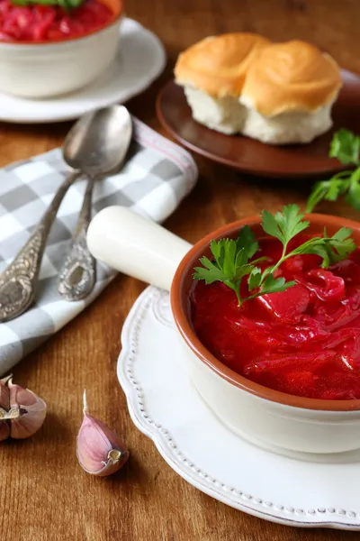 Rød suppe med brød ruller - Stock-foto