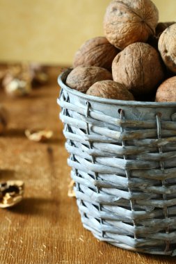 taze ceviz bir hasır kova ve kabuğu