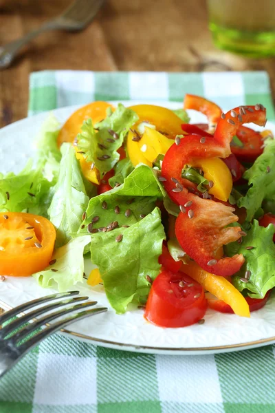 Salad with sweet peppers and lettuce — Stock Photo, Image