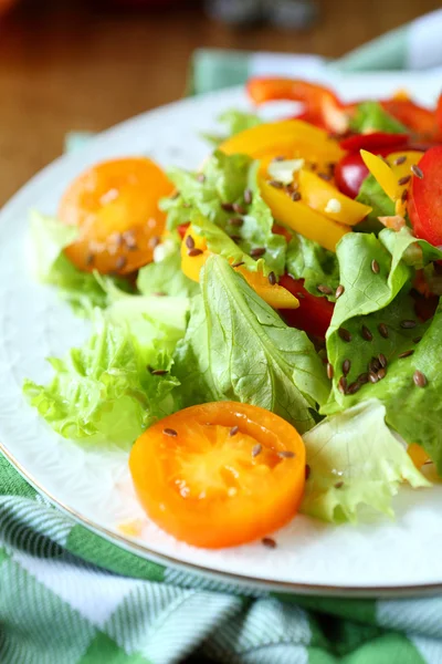 Salada com pimentas vermelhas e amarelas e alface e tomate — Fotografia de Stock