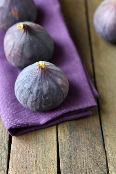 Свежий инжир на фиолетовой салфетке — стоковое фото