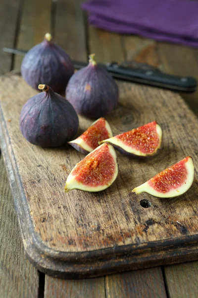 Fresh figs on a chopping board — Stock Photo, Image