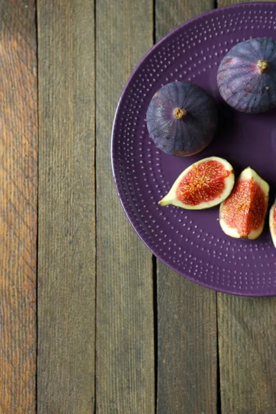 Higos frescos en el plato púrpura — Foto de Stock