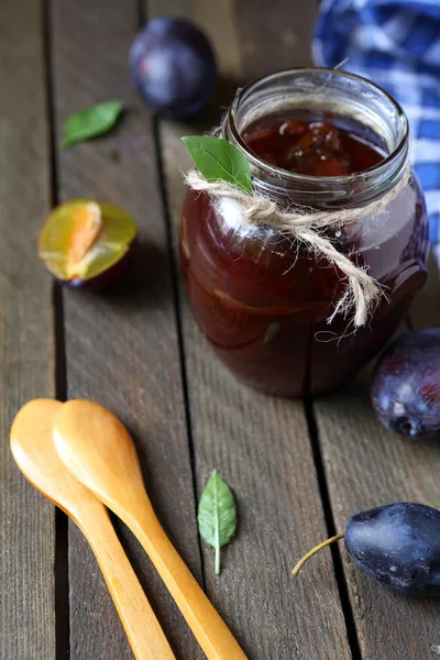 Hjemmelavet blomme marmelade på bordet - Stock-foto