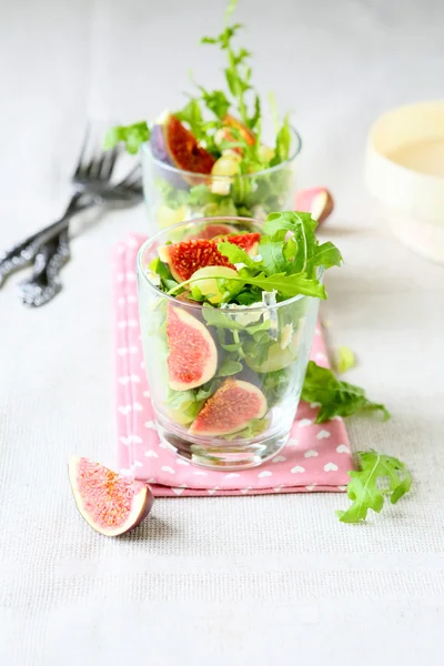 Salade met verse notensla en vijgen — Stockfoto