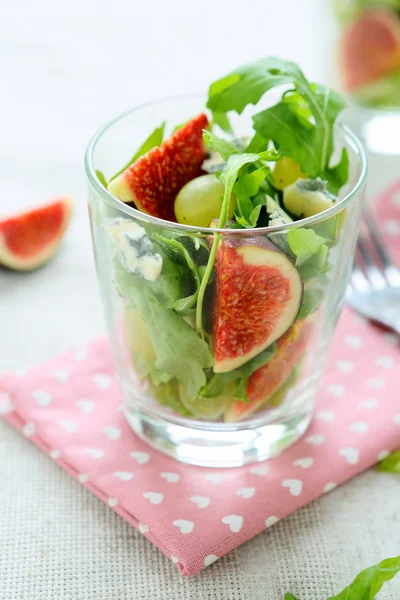 Insalata con fichi freschi e formaggio blu — Foto Stock