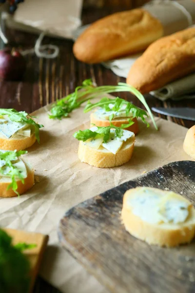 Canapé con queso azul y rúcula fresca —  Fotos de Stock