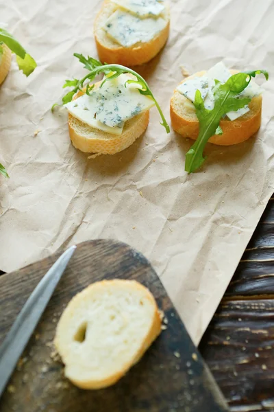 Três canapés com vista superior de queijo azul — Fotografia de Stock