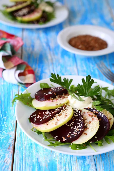 Salad with roasted beets and fresh apple — Stock Photo, Image