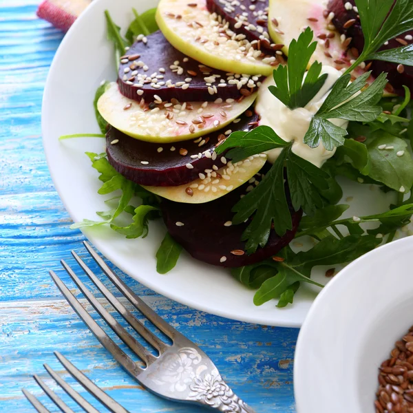 Kavrulmuş pancar ve yeşil elma salatası — Stok fotoğraf