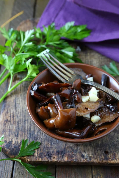 Roasted wild mushrooms with garlic — Stock Photo, Image