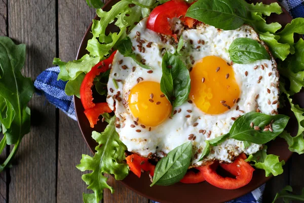 Gebakken eieren met kruiden voor het ontbijt — Stockfoto