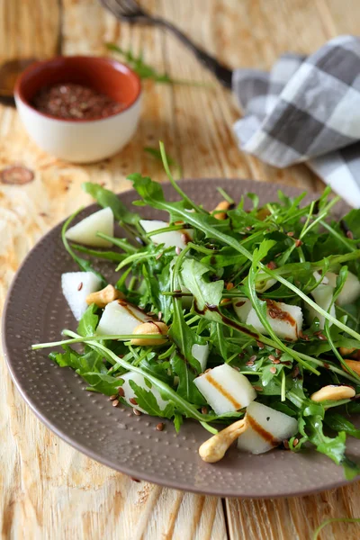 Fresh salad with pear and rocket salad — Stock Photo, Image