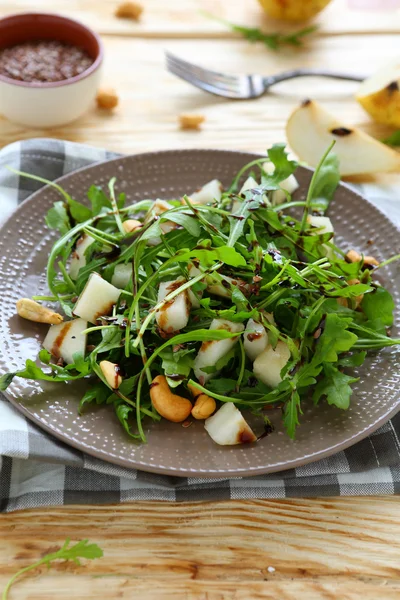 Taze salata armut, roka ve fındık — Stok fotoğraf