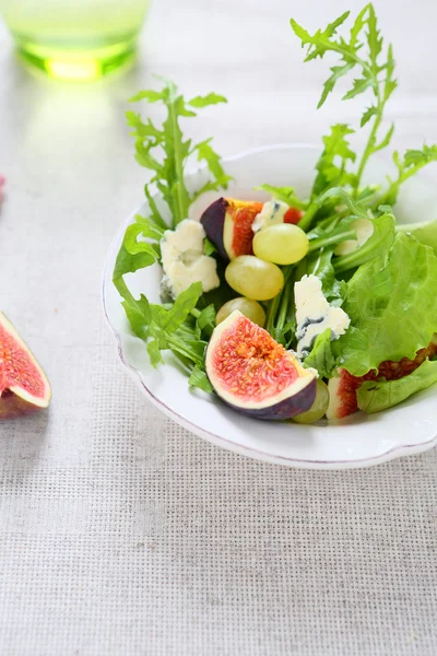 Deliziosa insalata con fichi e formaggio blu — Foto Stock